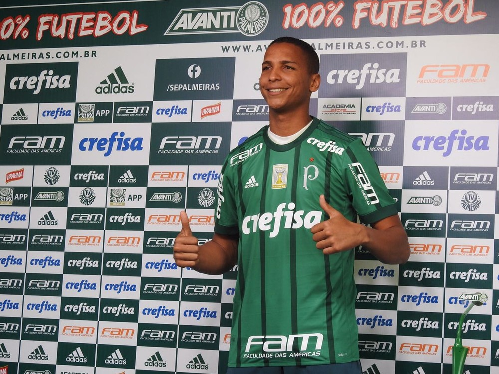  Reforço do Palmeiras chora ao abraçar o pai e fala firme: 'Sou o Deyverson'