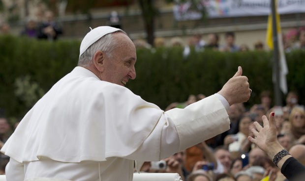 O Papa Francisco durante visita ao subúrbio romano de Prima Porta, neste domingo (26) (Foto: AFP)