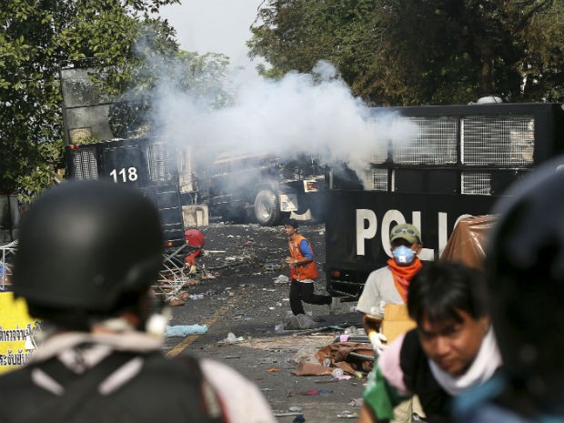 Protestos na Tailândia são registrados nesta terça-feira (3). Confrontos no país já mataram ao menos 3 pessoas. (Foto: Manish Swarup/AP)