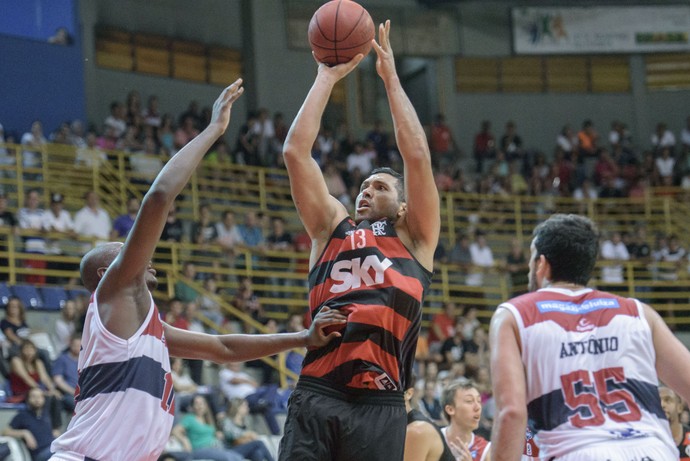 JP Batista prepara o arremesso para marcar mais dois pontos pelo Flamengo (Foto: Newton Nogueira/Divulgação) JP Batista prepara o arremesso para marcar mais dois pontos pelo Flamengo (Foto: Newton Nogueira/Divulgação)