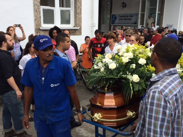 Família e amigos acompanham o caixão de Marília Pêra até o local do sepultamento (Foto: Cristina Boeckel/G1)