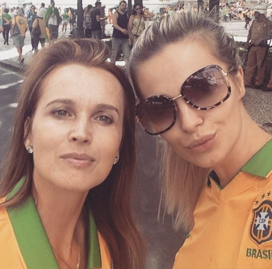 Veridiana Freitas e mãe em manifestação (Foto: Instagram / Reprodução)