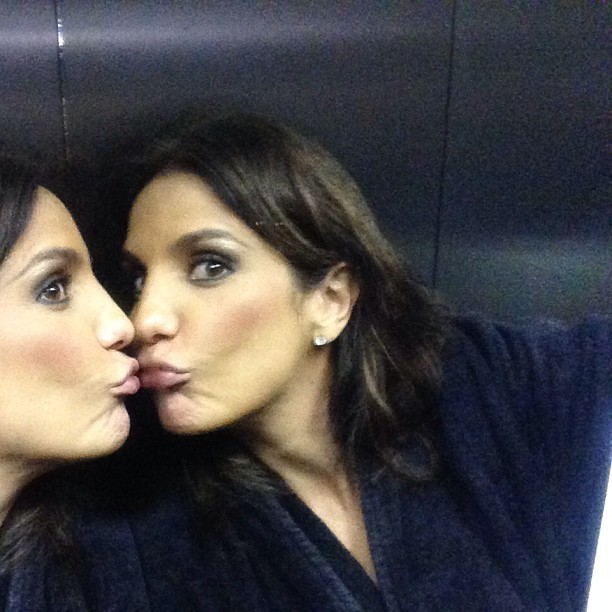 Ivete Sangalo dá beijo em sua imagem no espelho (Foto: Instagram)