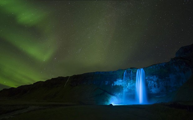 Uma noite clara criou o ambiente para esta foto da aurora boreal sobre a gigantesca cachoeira de Seljalandsfoss, na Islândia (Foto: Paul Andrew/Observatório Real de Greewich) Uma noite clara criou o ambiente para esta foto da aurora boreal sobre a gigantesca cachoeira de Seljalandsfoss, na Islândia (Foto: Paul Andrew/Observatório Real de Greewich)