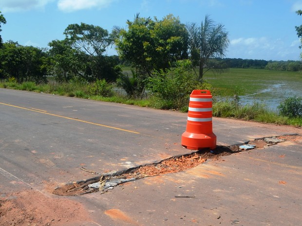 G1 Moradores Abrem Buraco Em Rodovia No Curiaú Para Tentar Evitar Acidentes Notícias Em Amapá 0110