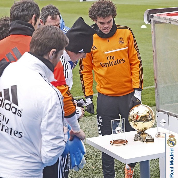 CR7 mostra troféu de melhor do mundo (Foto: Reprodução/Instagram) CR7 mostra troféu de melhor do mundo (Foto: Reprodução/Instagram)