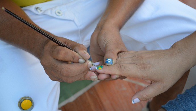 Landy Chaves pinta as unhas de vizinhos, amigos e familiares e diz que mesmo sendo considerada uma atividade feminina não existe preconceito.  (Foto: Quésia Melo)