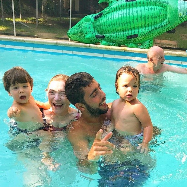 Mãe de Luana Piovani e Pedro Scooby com os filhos gêmeos em banho de piscina (Foto: Reprodução/Instagram)