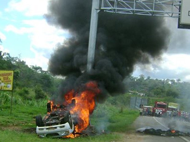 Manifestantes queimam 4 veículos durante protesto na BR-101 (Foto: José Carlos Concessor / Arquivo Pessoal)