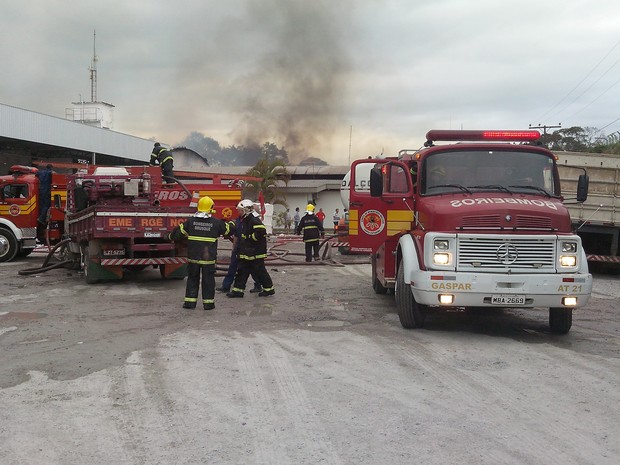 As chamas se alastraram rapidamente, pois houve queima do estoque de algodão, matéria-prima da fábrica (Foto: Luiz Souza/RBS TV)