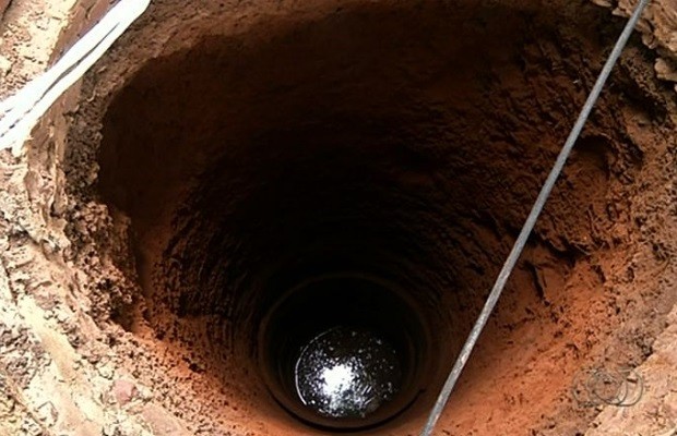Homem de 57 anos cai em cisterna de 11 m de profundidade em Anápolis, Goiás (Foto: Reprodução/TV Anhanguera)