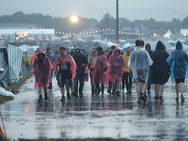 Público enfrenta chuva e raios durante o Rock am Ring (Foto: Thomas Frey / DPA / via AFP Photo)
