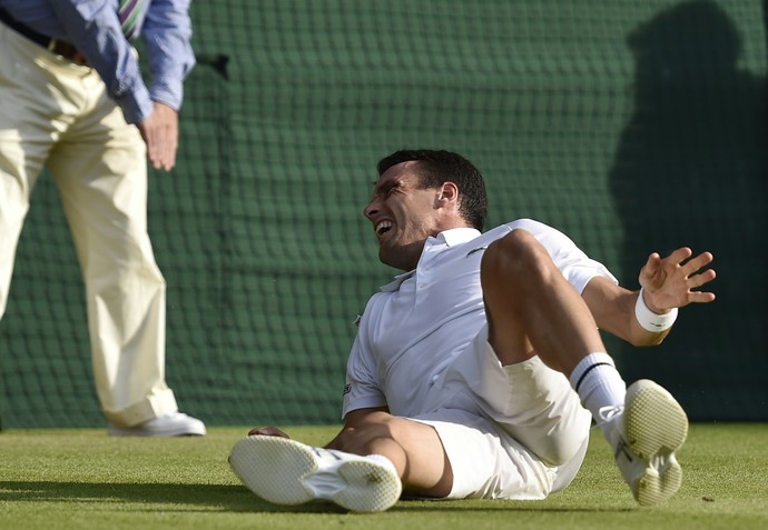Roberto Bautista Agut torce o pé no jogo contra Federer (Foto: Reuters)