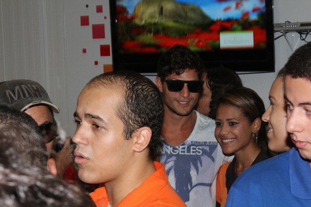 Ex-BBB André desembarca em aeroporto de Vitória (Foto: Amandio Santos/ Agência Flash Glamour)