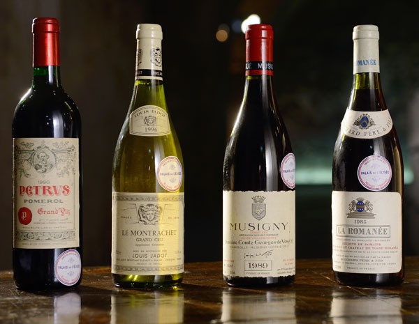 Algumas das garrafas de vinho da adega do Palácio do Eliseu, que foram leiloadas na França nesta quinta e sexta. (Foto: Eric Feferberg/AFP Photo)