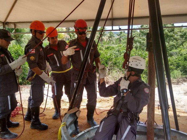 Trabalho de resgate de idoso que caiu em cisterna na cidade de Rio Real, interior da Bahia (Foto: Divulgação/Corpo de Bombeiros)