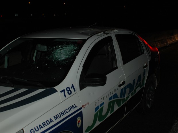 Guardas municipais nada sofreram, tendo somente estragos na viatura (Foto: Luciano Guerino / GMJ)