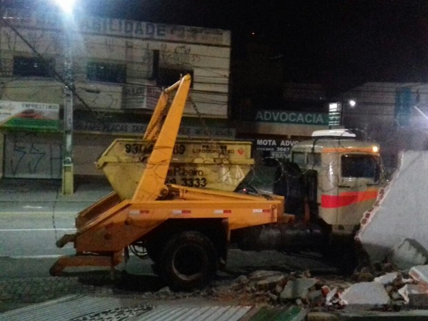 Parede da delegacia ficou totalmente destruída  (Foto: Divulgação/Polícia Civil)