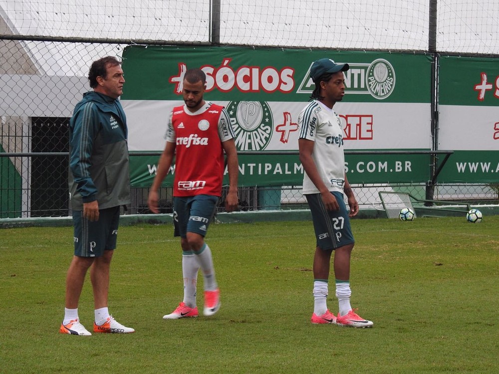 Keno vira dublê de Cuca, e Palmeiras ensaia com novidades: 'Toma meu boné'