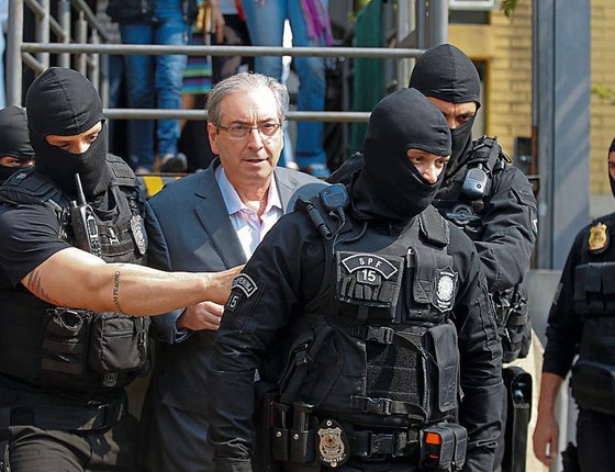 O ex-deputado Eduardo Cunha no dia da prisão.Quando ele fala,o governo treme (Foto: Paulo Lisboa/Brazil Photo Press/LatinContent/Getty Images) O ex-deputado Eduardo Cunha no dia da prisão.Quando ele fala,o governo treme (Foto: Paulo Lisboa/Brazil Photo Press/LatinContent/Getty Images)