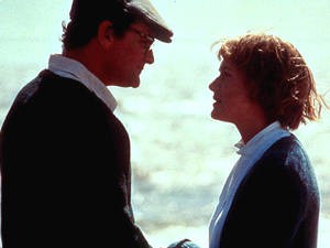 Kate Winslet e Hugh Bonneville interpretam o casal, quando eram jovens. (Foto: Divulgação)