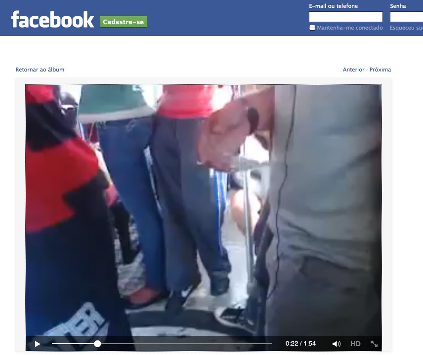 Vídeo publicado na internet mostra homem abusando passageira (Foto: Reprodução/ Facebook)