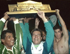 Paulistão 1993 Sérgio Tonhão taça Palmeiras (Foto: Vidal Cavalcante / Agência Estado)