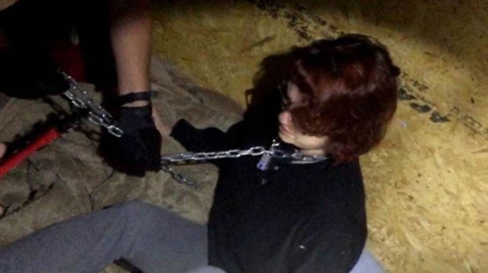 Kala Brown, de 30 anos, estava presa com uma corrente ao redor do pescoço  (Foto: Polícia Carolina do Sul/ BBC)