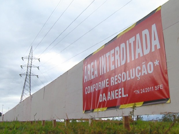 Outras áreas do Taguaparque próximas da rede de alta tensão ganharam tapumes e avisos (Foto: Divulgação/ TV Globo)