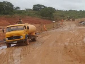 Caminhões pipas fazem o recolhimento do chorume após o vazamento (Foto: Sóter Magno)