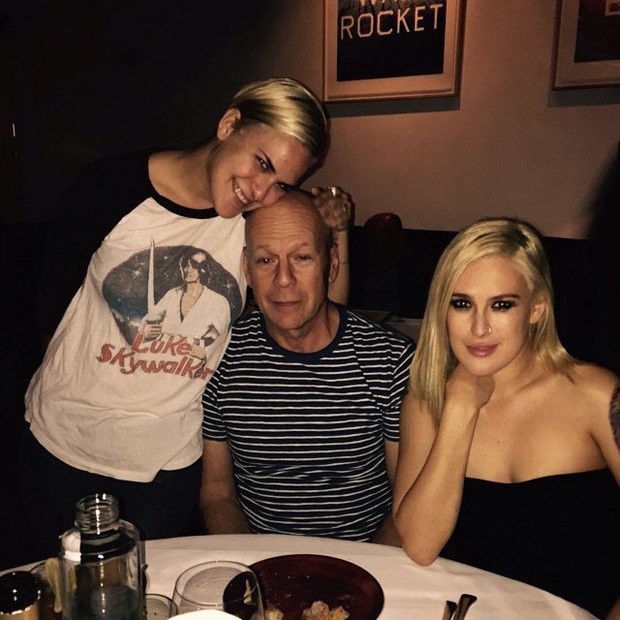 Bruce Willis com as filhas Tallulah Willis e Rumer Willis em restaurante em Los Angeles, nos Estados Unidos (Foto: Instagram/ Reprodução)