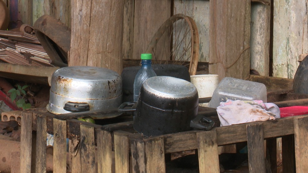 Panelas que estavam sendo usadas por jovens durante churrasco (Foto: José Manoel/Rede Amazônica)