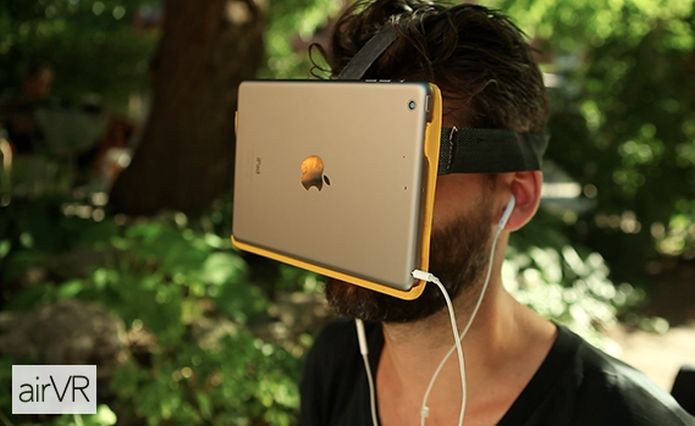 Os fones de ouvido são do próprio iPad Mini (Foto: Divulgação)