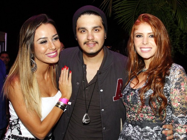 Ex-BBBs Amanda e Leticia com Luan Santana em show em Capitólio, Minas Gerais (Foto: Paduardo/ Ag. News)