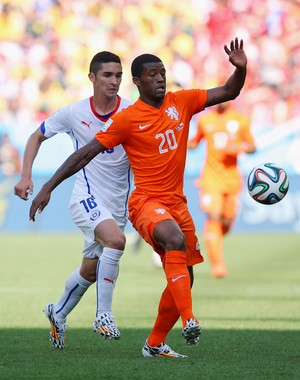 Georginio Wijnaldum e Felipe Gutierrez holanda x chile (Foto: Getty Images)