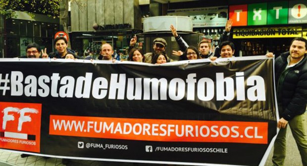 Grupo defende liberdade de fumar em locais abertos (Foto: Divulgação/BBC)