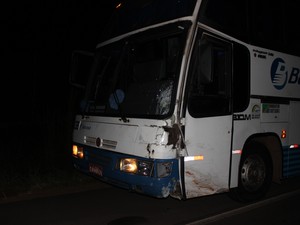 Ônibus ficou com a frente parcialmente destruída (Foto: Ellyo Teixeira/G1)