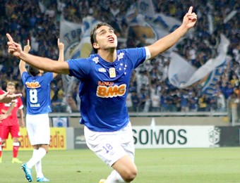 Marcelo Moreno comemora gol do Cruzeiro contra o Internacional (Foto: Doug Patrício / Futura Press)
