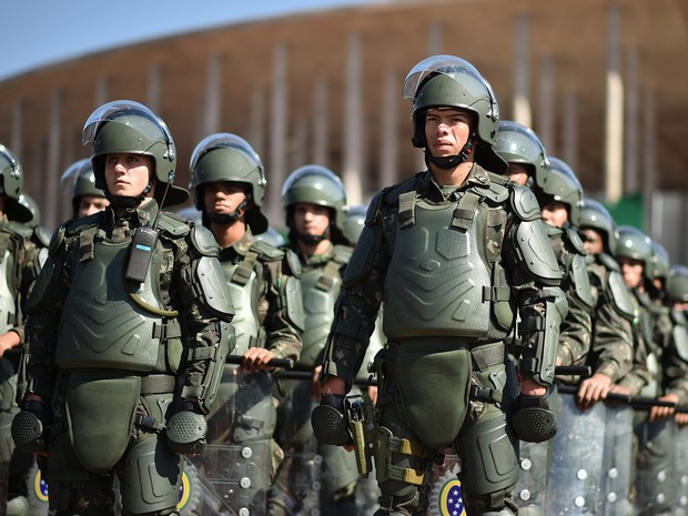 Militares das Forças Armadas enfileirados em frente ao Estádio Nacional (Foto: Andre Borges/Agência Brasília)