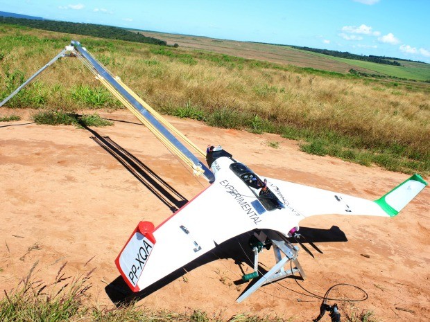 Com decolagem por catapulta, o modelo de drone utilizado pela UFMT pesa cerca de 7 quilos, chega a até 3 mil metros de altura e tem autonomia para até 70 minutos de voo. (Foto: XMobots / Divulgação)