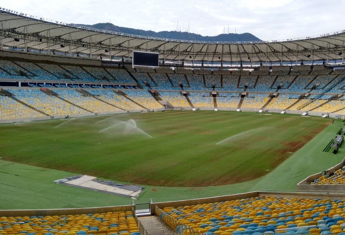 Cuidados com o gramado do Maracanã: estádio vai receber Fla na estreia da Libertadores (Foto: Divulgação / Flamengo.com.br)