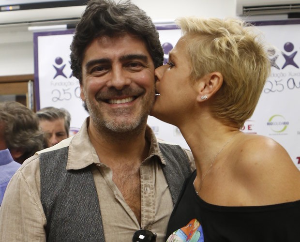 Fofos! Xuxa faz carinho no amado (Foto: Artur Meninea / Gshow)