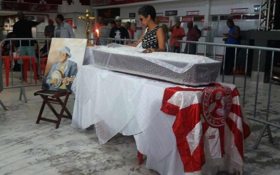 Viúva de Almir Guineto no velório no Salgueiro neste sábado (6) (Foto: Felipe Grandim/G1)