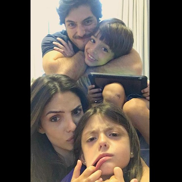 Carol Celico com o irmão, Enrico, e os filhos (Foto: Reprodução/Instagram)