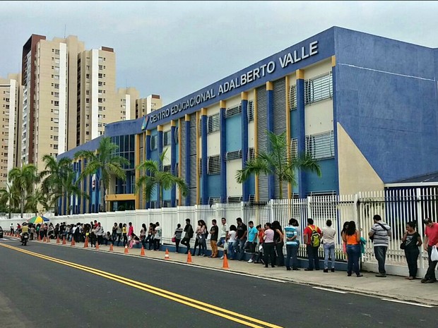 ENEM 2016 - SÁBADO (5) – MANAUS (AM) -  Candidatos aguardam abertura de portões em local na Zona Centro-Sul (Foto: Ive Rylo / G1 AM)