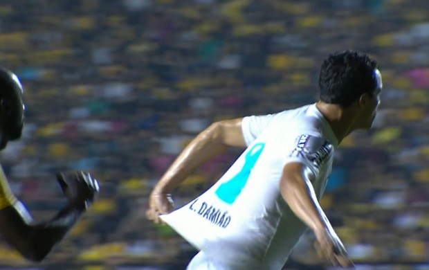 Leandro Damião puxa própria camisa (Foto: Reprodução SporTV)