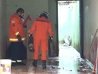 Casa em Samambaia foi interditada depois que produto químico foi jogado em garagem (Foto: TV Globo/ Reprodução)