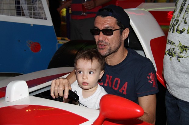 Nicola Siri e o filho na festa de aniversario do filho de Carlos Bonow (Foto: Cleomir Tavares/Divulgação)