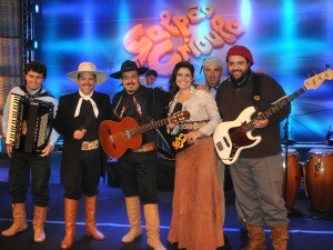 Cristiano Quevedo e músicos ao lado de Neto e Shana (Foto: Luiza Carneiro/ RBS TV)
