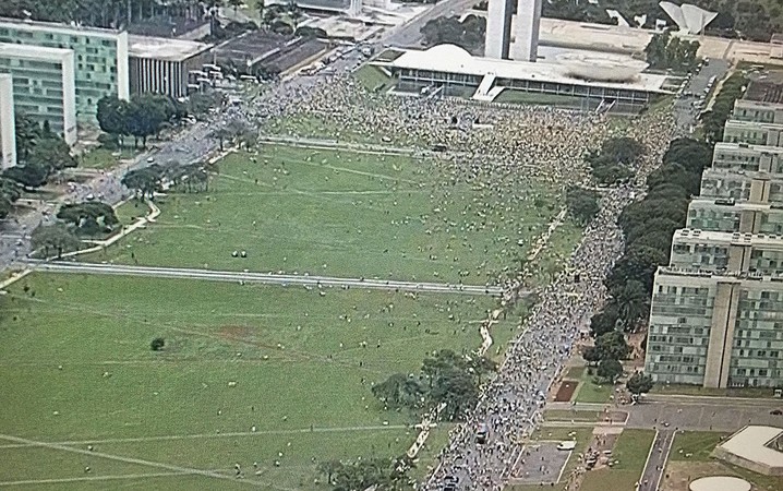 Concentração de manifestantes na Esplanada dos Ministérios e diante do Congresso Nacional, em Brasília